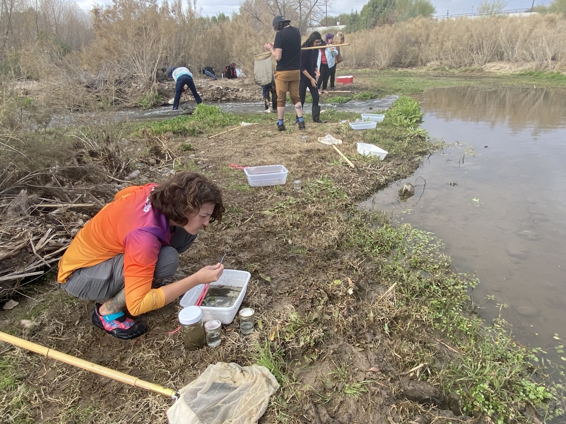 Students studying water on Santa Cruz River
